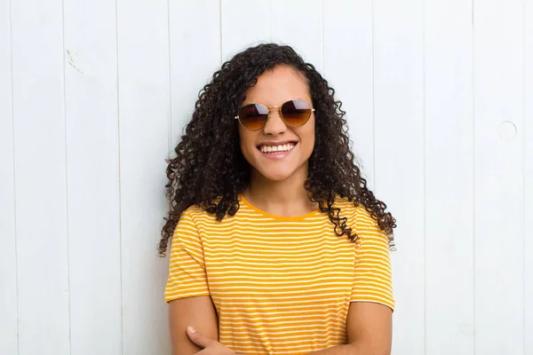 Jovem Latina Olhando Feliz Amigável Sorrindo Piscando Olho Para Você — Fotografia de Stock