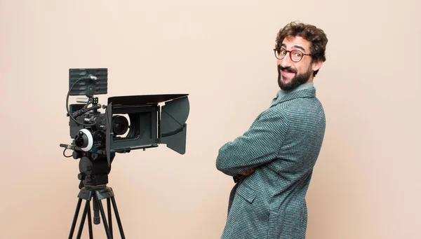 Présentateur Télévision Souriant Caméra Avec Les Bras Croisés Une Expression — Photo