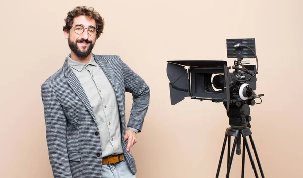 Televisie Presentator Glimlacht Gelukkig Met Een Hand Hip Zelfverzekerd Positief — Stockfoto