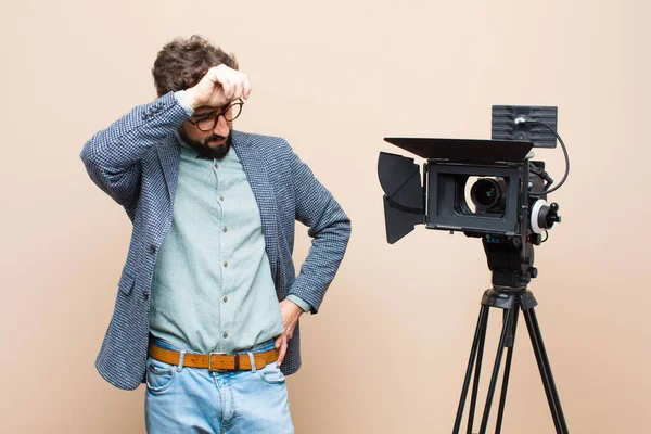 Presentatör Ser Stressad Trött Och Frustrerad Torka Svett Från Pannan — Stockfoto