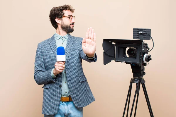 Prezenter Telewizyjny Wygląda Poważnie Surowo Niezadowolony Zły Pokazując Otwartą Dłoń — Zdjęcie stockowe