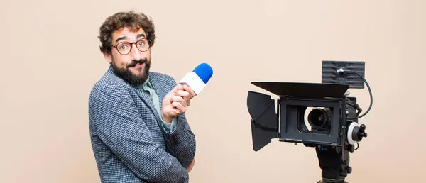 Televisie Presentator Halen Zich Verward Onzeker Voelen Twijfelen Met Armen — Stockfoto