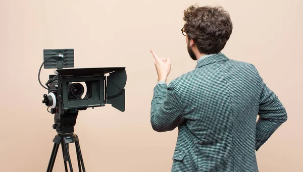 Apresentador Televisão Apontando Para Objeto Espaço Cópia Visão Traseira — Fotografia de Stock