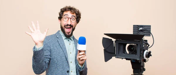 Apresentador Televisão Sorrindo Feliz Alegremente Acenando Mão Recebê Cumprimentá Dizer — Fotografia de Stock