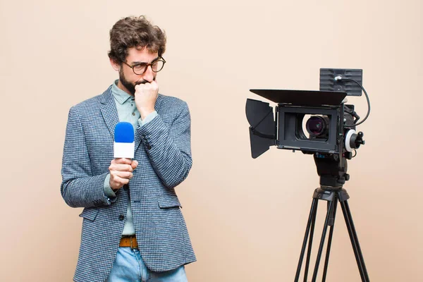 Presentatör Känner Sig Allvarlig Omtänksam Och Orolig Stirrar Sidledes Med — Stockfoto