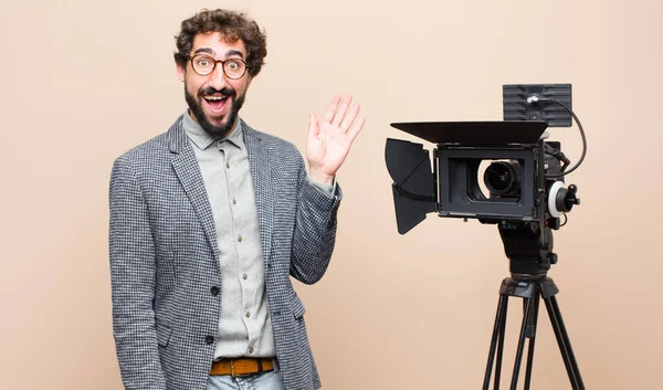 Televisie Presentator Glimlacht Vrolijk Vrolijk Zwaaiende Hand Verwelkomen Begroeten Afscheid — Stockfoto