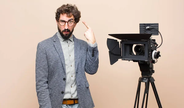 Prezenter Telewizyjny Czuje Się Zdezorientowany Zdziwiony Pokazując Jesteś Szalony Szalony — Zdjęcie stockowe