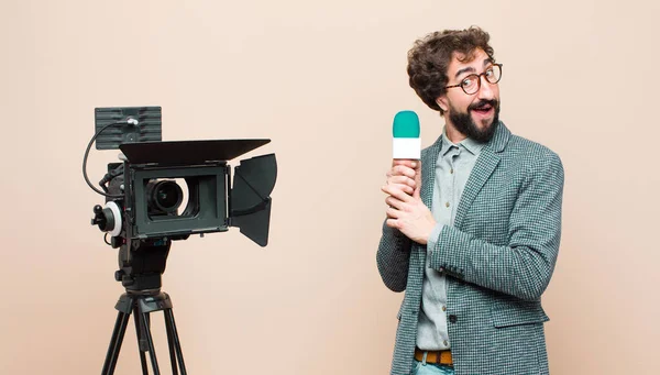 Apresentador Televisão Sorrindo Olhando Curiosamente Para Lado Tentando Ouvir Fofocas — Fotografia de Stock