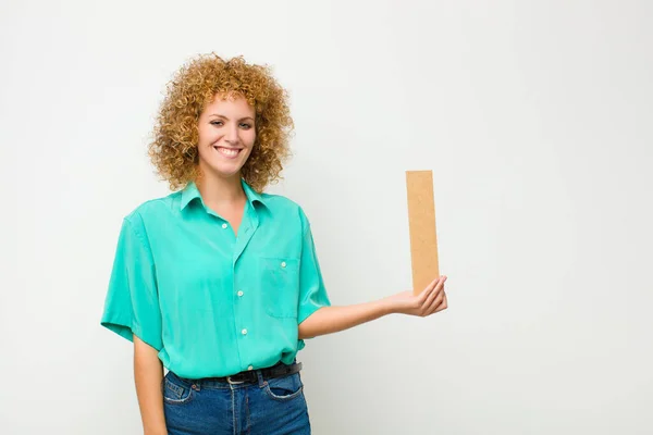 Ung Söt Afro Kvinna Upphetsad Glad Glad Håller Bokstaven Alfabetet — Stockfoto