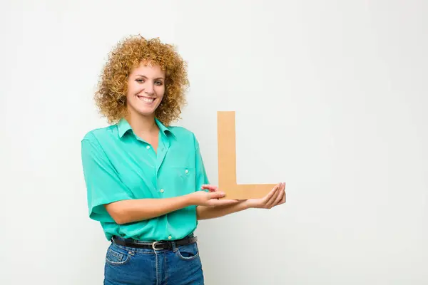 Ung Söt Afro Kvinna Upphetsad Glad Glad Håller Bokstaven Alfabetet — Stockfoto