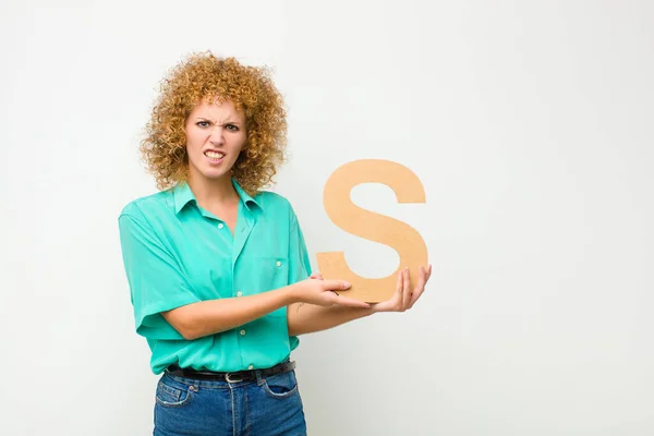 Jovem Mulher Afro Bonita Confuso Duvidoso Pensando Segurando Letra Alfabeto — Fotografia de Stock