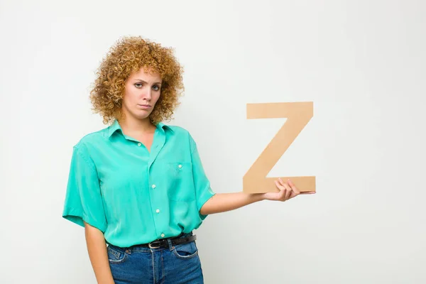 Jovem Mulher Afro Bonita Triste Deprimida Infeliz Segurando Letra Alfabeto — Fotografia de Stock