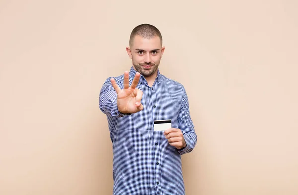 Jeune Homme Beau Sourire Air Amical Montrant Numéro Trois Troisième — Photo