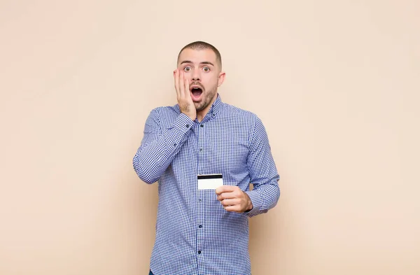 Joven Guapo Sintiéndose Sorprendido Asustado Mirando Aterrorizado Con Boca Abierta — Foto de Stock