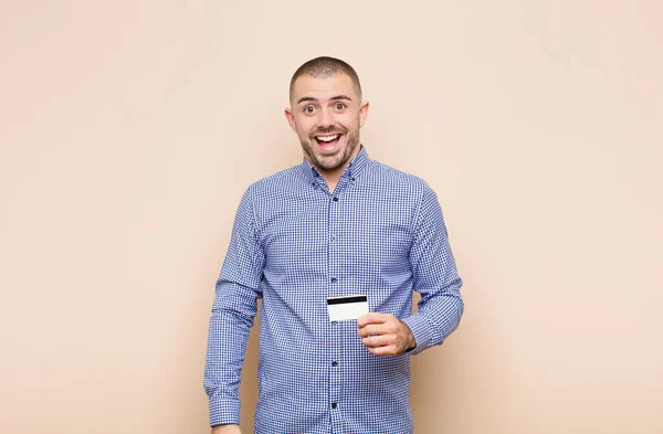 Joven Hombre Guapo Buscando Feliz Gratamente Sorprendido Emocionado Con Una —  Fotos de Stock