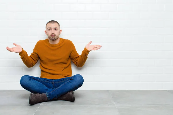 Jovem Homem Bonito Sentindo Perplexo Confuso Duvidando Ponderando Escolhendo Diferentes — Fotografia de Stock