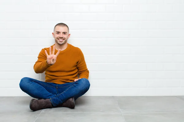 Jovem Bonito Homem Sorrindo Olhando Amigável Mostrando Número Quatro Quarto — Fotografia de Stock