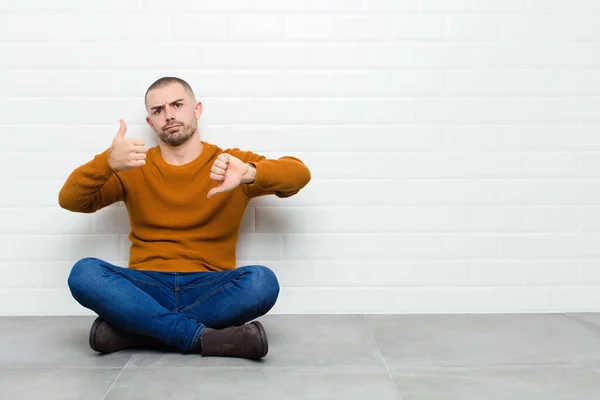 Jovem Homem Bonito Sentindo Confuso Sem Noção Inseguro Ponderando Bom — Fotografia de Stock