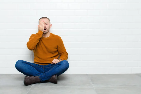 Joven Hombre Guapo Buscando Soñoliento Aburrido Bostezando Con Dolor Cabeza — Foto de Stock