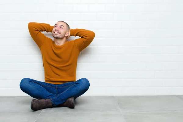 Joven Hombre Guapo Sonriendo Sintiéndose Relajado Satisfecho Despreocupado Riendo Positivamente —  Fotos de Stock