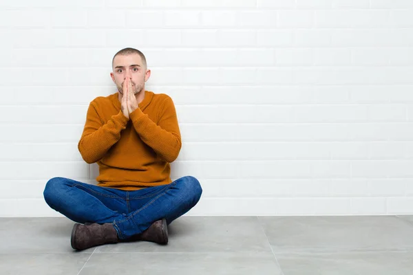 Joven Hombre Guapo Feliz Emocionado Sorprendido Sorprendido Cubriendo Boca Con —  Fotos de Stock