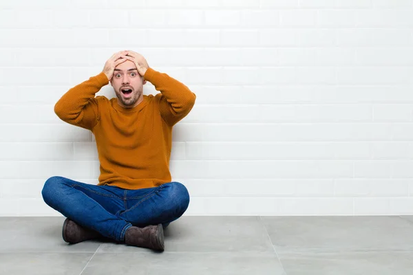 Ung Stilig Man Känner Sig Förskräckt Och Chockad Lyfter Händerna — Stockfoto