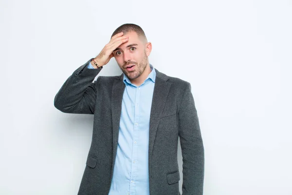 Jonge Zakenman Zoek Gelukkig Verbaasd Verrast Glimlachend Realiserend Verbazingwekkend Ongelooflijk — Stockfoto