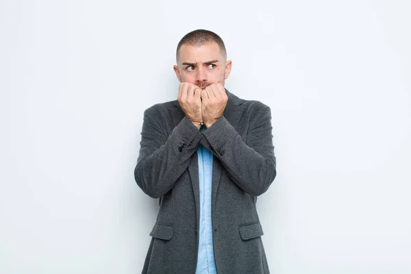 Jovem Empresário Olhando Preocupado Ansioso Estressado Com Medo Mordendo Unhas — Fotografia de Stock