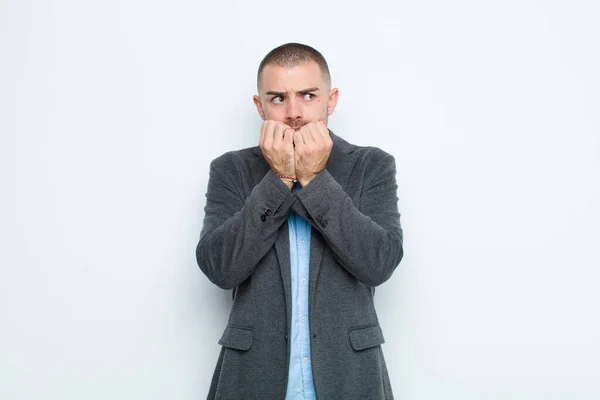 Ung Affärsman Ser Orolig Orolig Stressad Och Rädd Bita Fingernaglar — Stockfoto