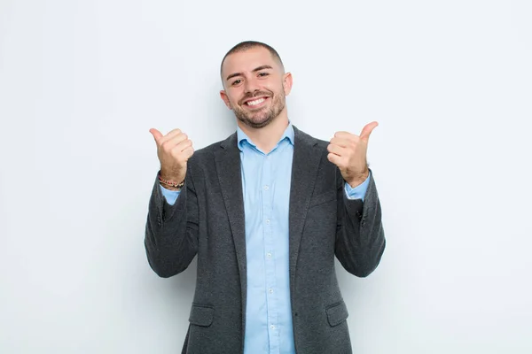 Jungunternehmer Lächelt Fröhlich Und Sieht Glücklich Aus Fühlt Sich Unbeschwert — Stockfoto