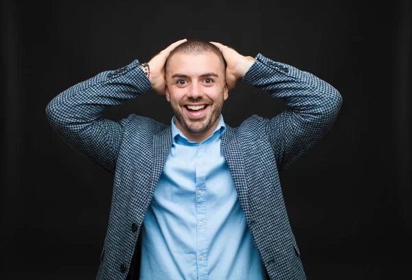 Junger Geschäftsmann Der Glücklich Unbeschwert Freundlich Und Entspannt Das Leben — Stockfoto