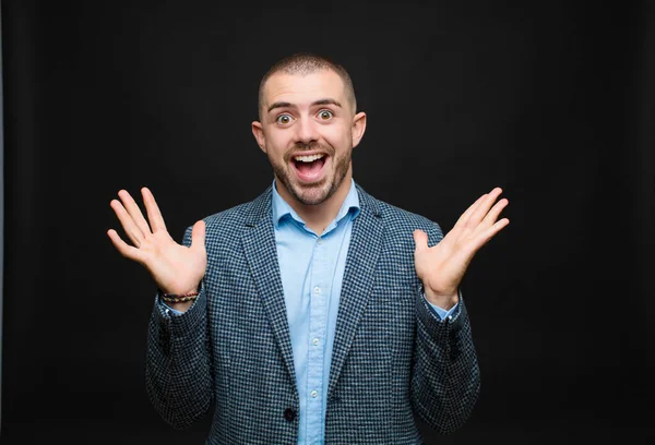 Νεαρός Επιχειρηματίας Φαίνεται Χαρούμενος Και Ενθουσιασμένος Σοκαρισμένος Από Μια Απροσδόκητη — Φωτογραφία Αρχείου