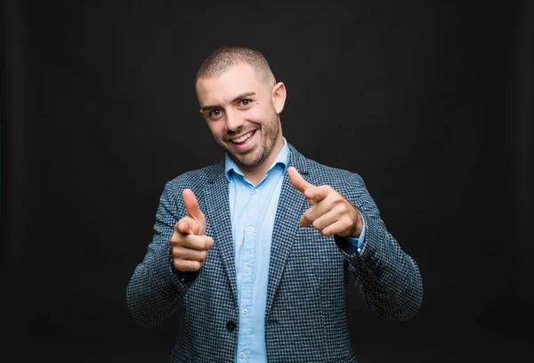 Junger Geschäftsmann Lächelt Mit Positiver Erfolgreicher Glücklicher Haltung Die Kamera — Stockfoto