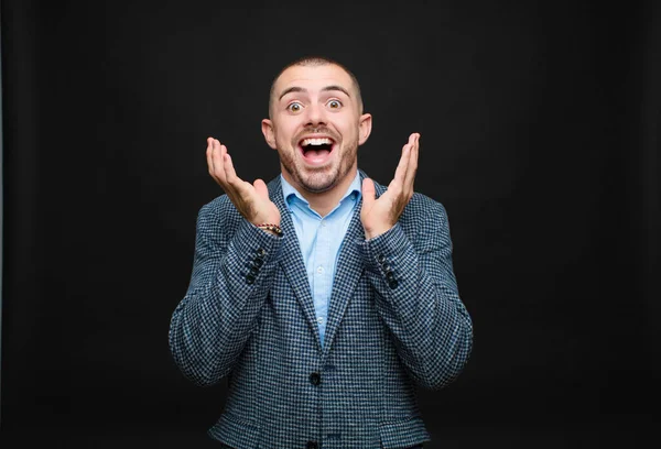 Νεαρός Επιχειρηματίας Αισθάνεται Σοκαρισμένος Και Ενθουσιασμένος Γελώντας Έκπληκτος Και Χαρούμενος — Φωτογραφία Αρχείου