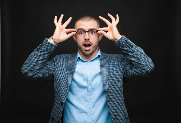 Jungunternehmer Ist Schockiert Erstaunt Und Überrascht Hält Brille Mit Staunendem — Stockfoto