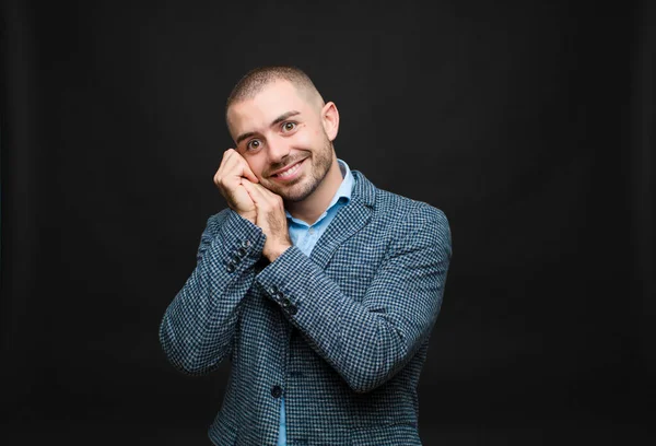 Jovem Empresário Sentindo Apaixonado Olhando Bonito Adorável Feliz Sorrindo Romanticamente — Fotografia de Stock