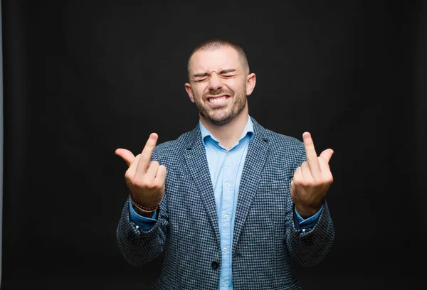 Jovem Empresário Sentindo Provocador Agressivo Obsceno Lançando Dedo Médio Com — Fotografia de Stock