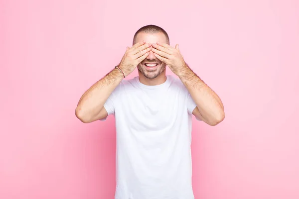 Joven Hombre Guapo Sonriendo Sintiéndose Feliz Cubriendo Los Ojos Con — Foto de Stock