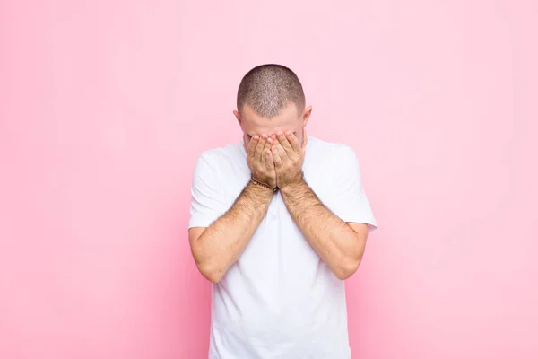 Jovem Homem Bonito Sentindo Triste Frustrado Nervoso Deprimido Cobrindo Rosto — Fotografia de Stock