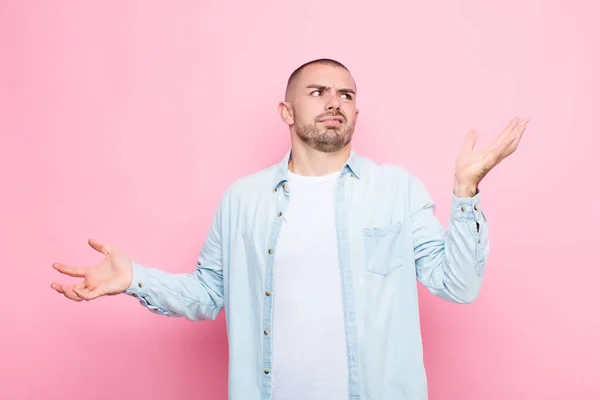 Jovem Bonito Homem Encolhendo Ombros Com Mudo Louco Confuso Confuso — Fotografia de Stock