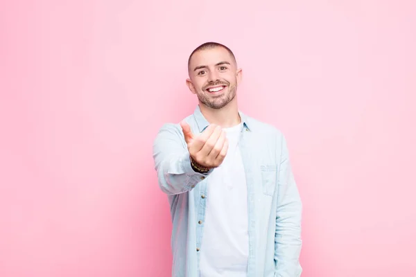 Joven Guapo Hombre Sintiéndose Feliz Exitoso Seguro Frente Desafío Diciendo — Foto de Stock