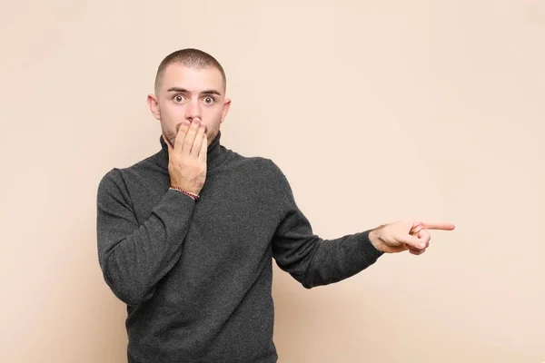 Ung Stilig Man Känner Sig Glad Chockad Och Förvånad Täcker — Stockfoto