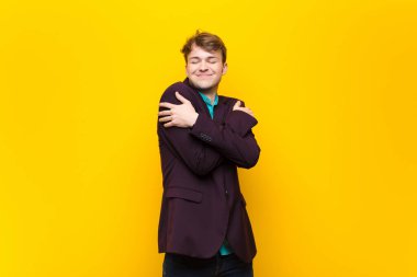 Genç sarışın adam aşık, gülümseyen, sarılan ve kendine sarılan, bekar kalan, bencil ve benmerkezci biri.