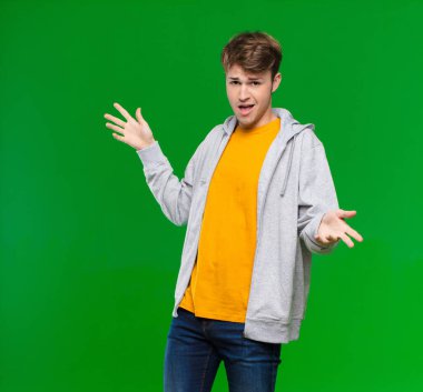 Genç sarışın adam mutlu, kibirli, gururlu ve kendinden memnun görünüyor. Kendini kroma anahtarına karşı bir numara gibi hissediyor.