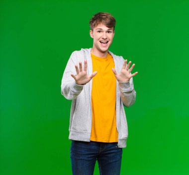 Dehşete kapılmış genç bir sarışın korku ve panik içinde geri çekilip çığlık atıyor. Krom anahtar duvarına karşı bir kabusa tepki veriyor.