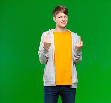 Genç sarışın adam kışkırtıcı, agresif ve müstehcen hissediyor, orta parmağıyla kroma anahtarına karşı isyankar bir tavır sergiliyor.