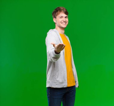 Genç sarışın adam kendini mutlu, başarılı ve kendinden emin hissediyor. Meydan okumayla yüzleşip 