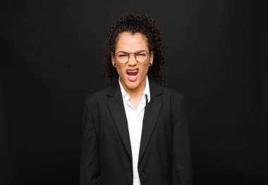 Genç siyahi kadın şok olmuş, kızgın, sinirli ya da hayal kırıklığına uğramış, ağzı açık ve öfkeli görünüyor.