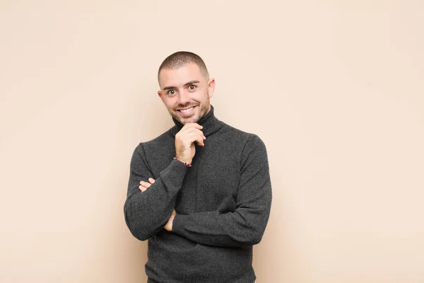 Jonge Knappe Man Glimlachend Genietend Van Het Leven Gelukkig Vriendelijk — Stockfoto