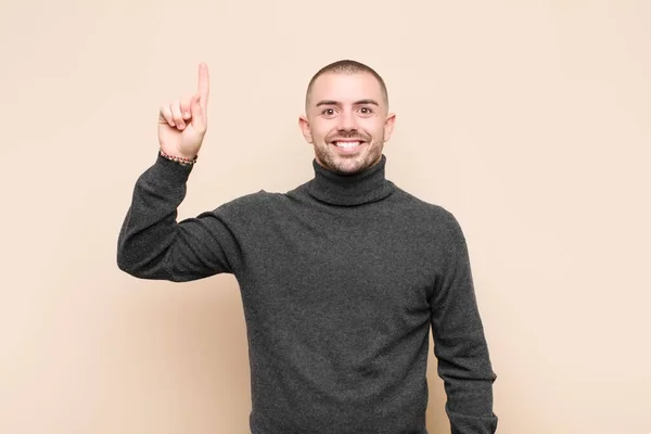 Giovane Bell Uomo Che Sorride Allegramente Felicemente Indicando Verso Alto — Foto Stock